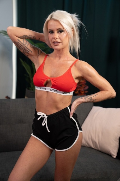 令人惊叹的大奶人妖 Izzy Wilde 脱衣舞和刘海辣妹 La Petite Blonde