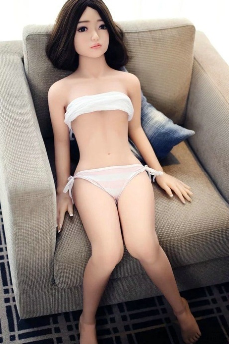 黑发小性感娃娃艾娃脱掉小比基尼，摆出裸体姿势