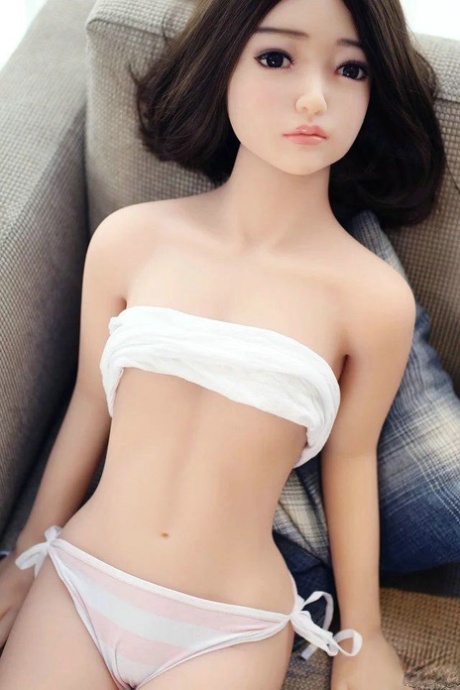 黑发小性感娃娃艾娃脱掉小比基尼，摆出裸体姿势
