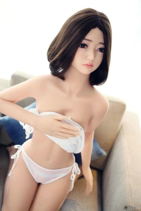 黑发小性感娃娃艾娃脱掉小比基尼，摆出裸体姿势