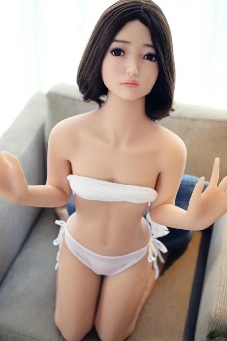 黑发小性感娃娃艾娃脱掉小比基尼，摆出裸体姿势