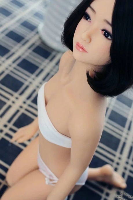 黑发小性感娃娃艾娃脱掉小比基尼，摆出裸体姿势