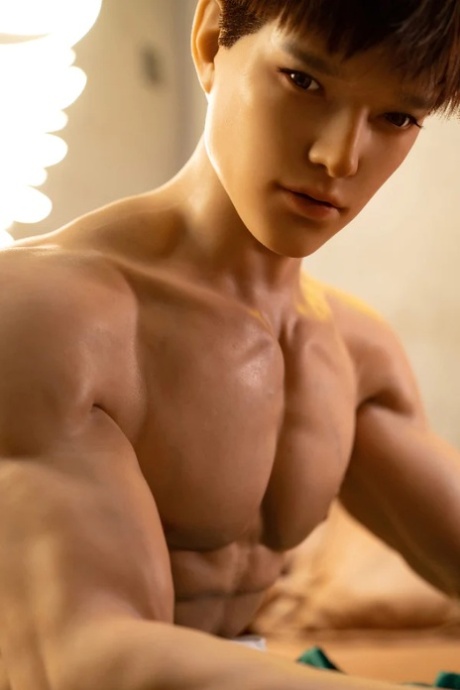 Kinky muscular male sex doll Leonardo doffs his shirt and poses in a solo