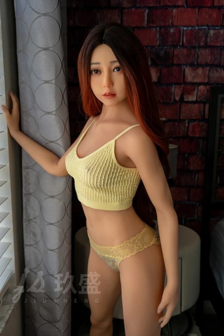 漂亮的性玩偶展示粉红色乳头的甜美乳房和大屁股