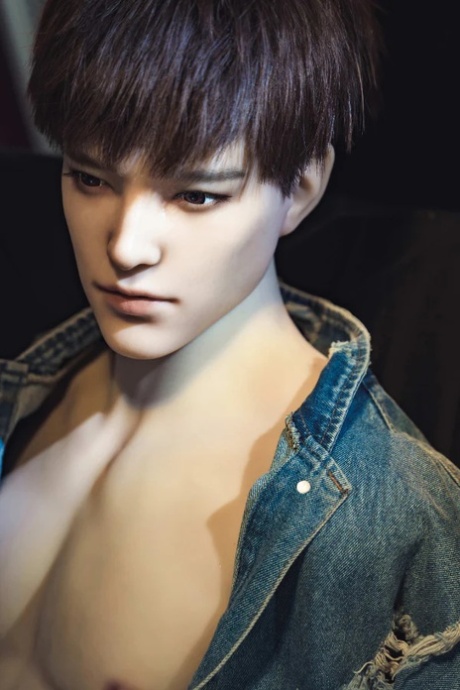 迷人的男性性玩偶莱昂纳多展示他的六块腹肌和大鸡巴