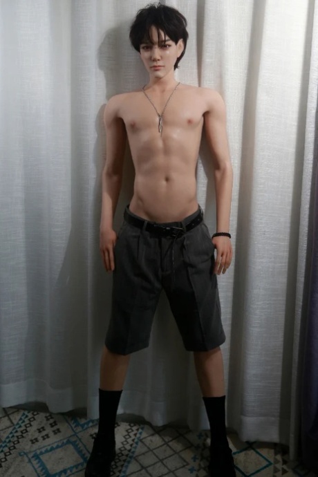 男用硅胶性玩偶麒麟脱光衣服，露出六块腹肌并揉搓勃起的阴茎