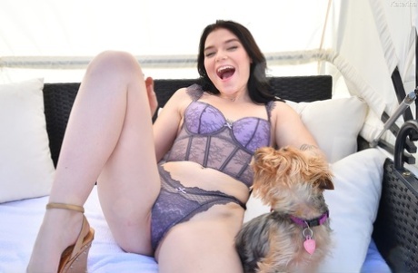 美女 Katerina 穿着性感内衣挑逗后自慰
