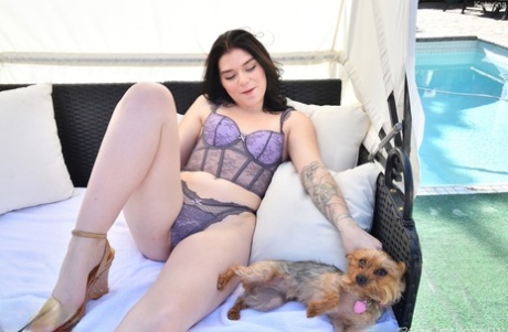 美女 Katerina 穿着性感内衣挑逗后自慰
