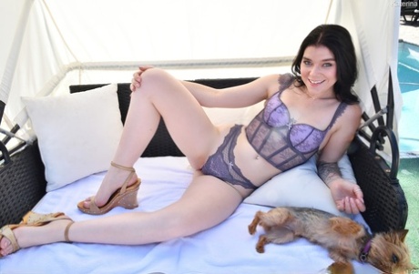 美女 Katerina 穿着性感内衣挑逗后自慰