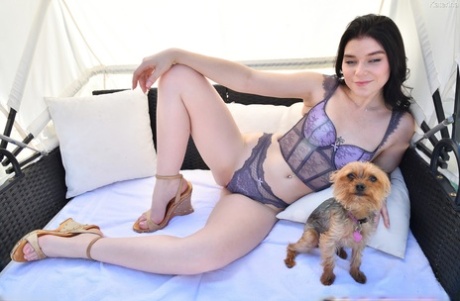 美女 Katerina 穿着性感内衣挑逗后自慰