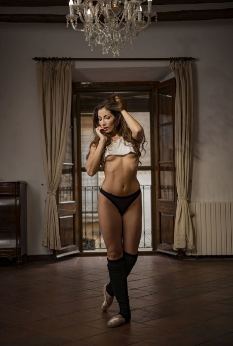 顽皮的女同 Clea Gaultier 和 Julia De Lucia 在热辣性爱前脱衣并摆姿势
