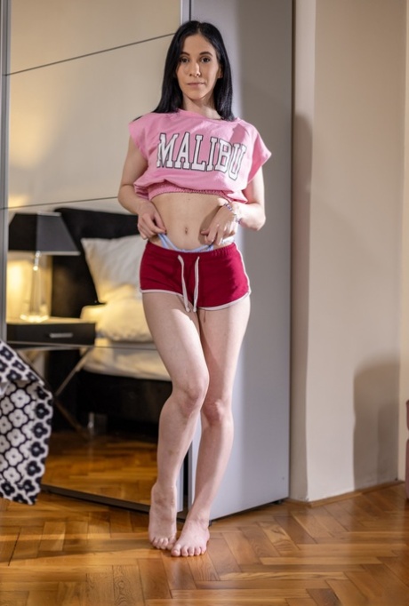 饥渴的黑发美女 Nikky Fox 一边骑马一边揉搓阴蒂