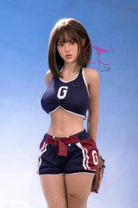 曲线玲珑的小性感娃娃穿着火辣的衣服，光着屁股摆姿势