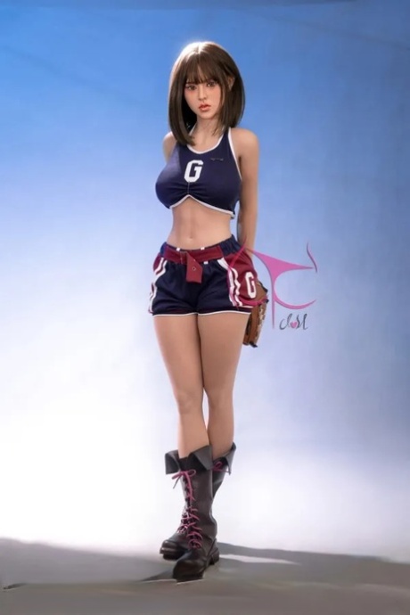 曲线玲珑的小性感娃娃穿着火辣的衣服，光着屁股摆姿势