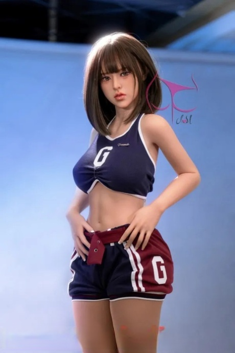 曲线玲珑的小性感娃娃穿着火辣的衣服，光着屁股摆姿势