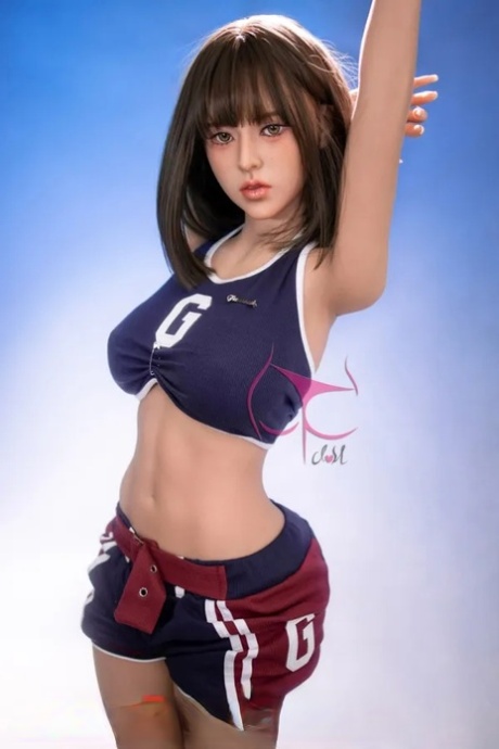曲线玲珑的小性感娃娃穿着火辣的衣服，光着屁股摆姿势