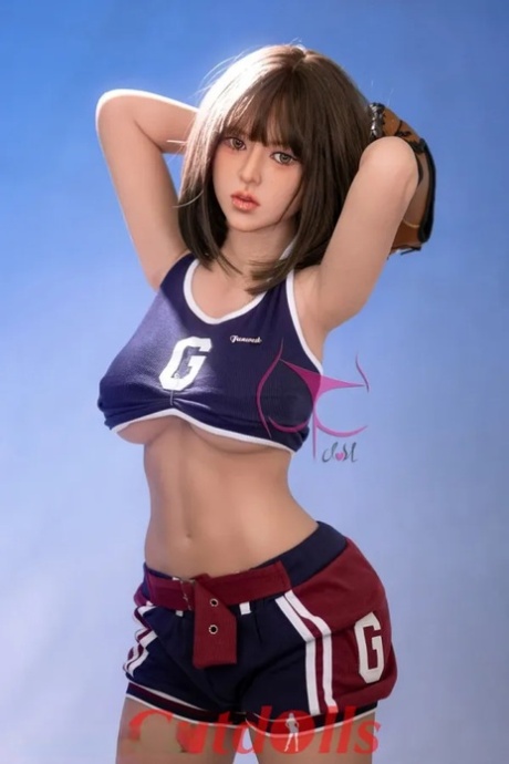 曲线玲珑的小性感娃娃穿着火辣的衣服，光着屁股摆姿势