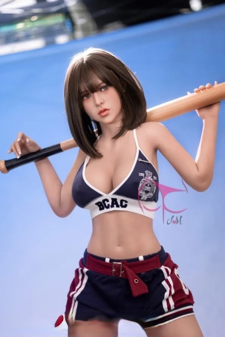 曲线玲珑的小性感娃娃穿着火辣的衣服，光着屁股摆姿势