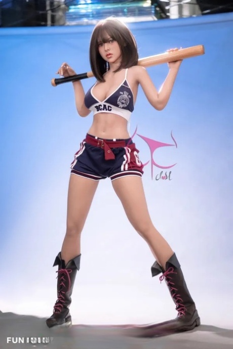 曲线玲珑的小性感娃娃穿着火辣的衣服，光着屁股摆姿势