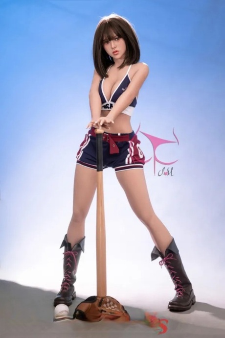 曲线玲珑的小性感娃娃穿着火辣的衣服，光着屁股摆姿势