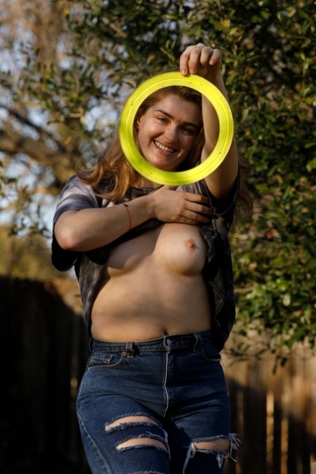 小胖妞葛丽泰-雅布洛在户外露乳后露出大屁股