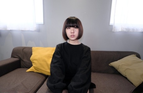 日本少女金田二叶（Kanata Futaba）炫耀她的小乳房，并被人从背后猛击