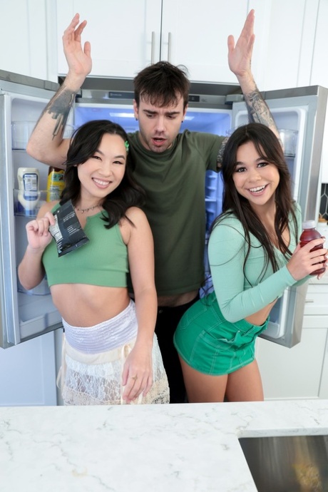 性感的黑发贝贝Kimmy Kimm享有一个大家伙在一个3some与她的继妹