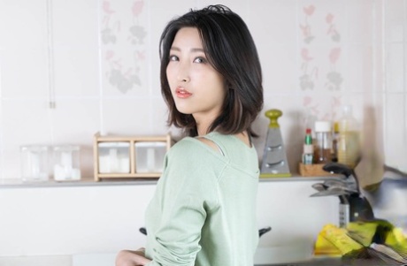 性感亚洲人妻桃田惠美在激烈性爱后展示阴部皱褶