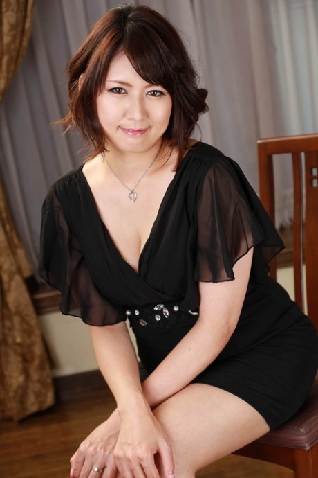 漂亮的亚洲宝贝 Maya Misaki 在硬核性爱后展示充满皱褶的阴部