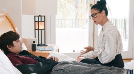 热辣的 MILF Dana Vespoli 与她的年轻情人享受狗交式性爱