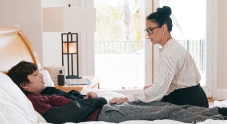 热辣的 MILF Dana Vespoli 与她的年轻情人享受狗交式性爱