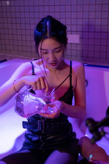 亚洲女按摩师李尔挑逗与她的大奶在一个感性的按摩会议