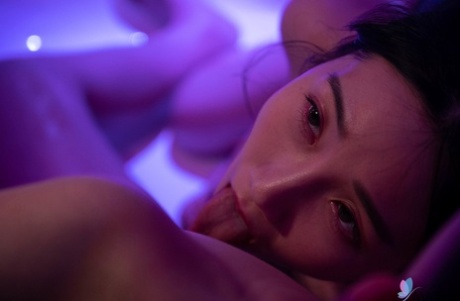 亚洲女按摩师李尔挑逗与她的大奶在一个感性的按摩会议