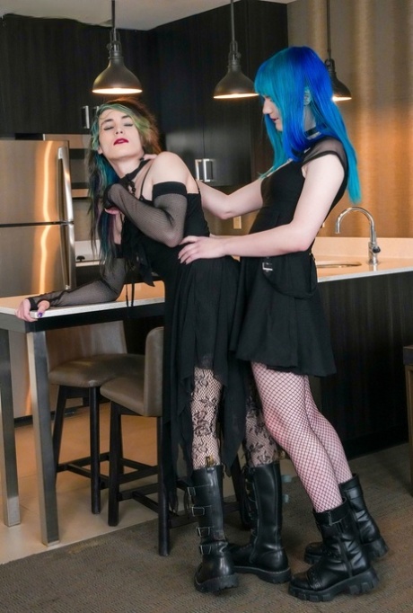 Femout XXX 以 Ashley Scarlett、Mia Flowers 为特色的热门图片
