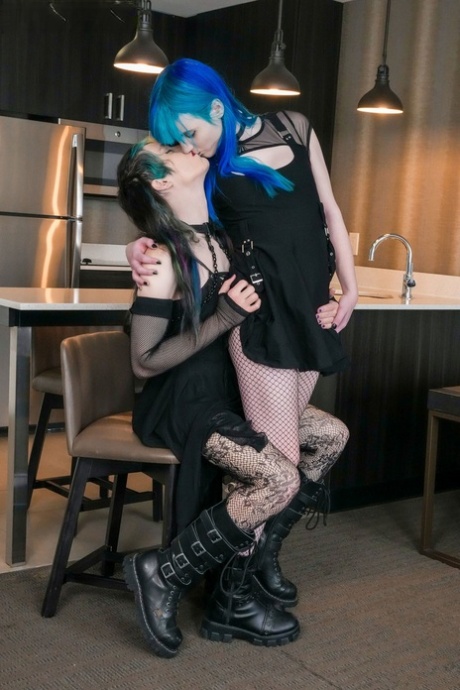 Femout XXX 以 Ashley Scarlett、Mia Flowers 为特色的热门图片