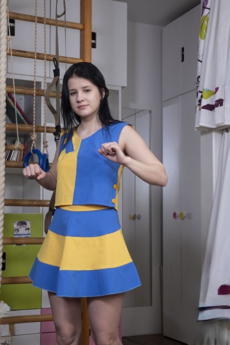 黑发甜心 Viola Weber 露出肥臀和毛茸茸的阴部