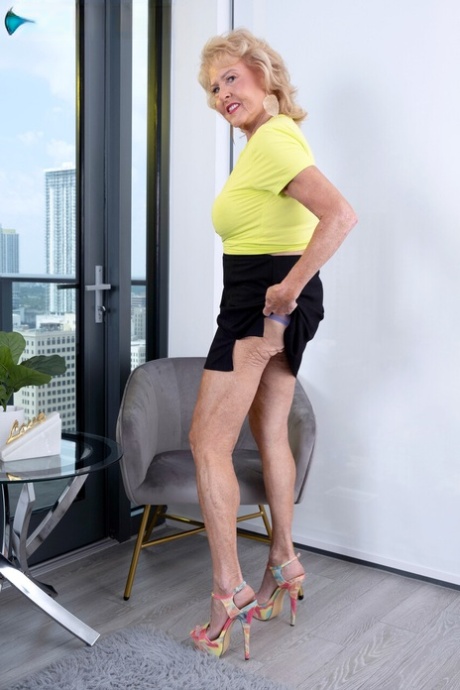 迷人老奶奶 Desiree Eden 脱下高跟鞋抚摸自己