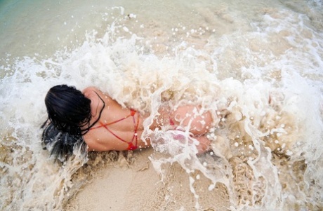 Busty babe Simon Kitty shows her big tits wearing a sexy bikini at the beach