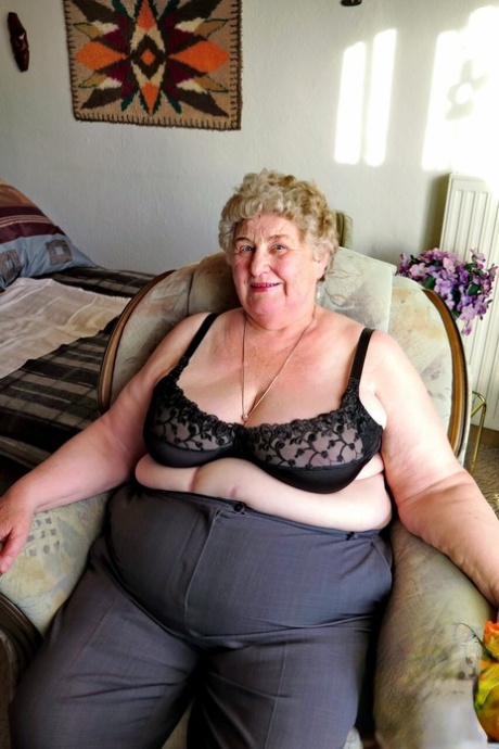 Fat old granny Siberia lets out her saggy tits and poses naked at her home