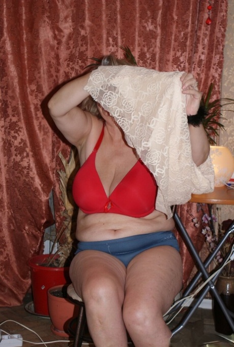 业余老奶奶赫尔加脱光衣服，展示她下垂的巨乳和毛茸茸的小穴