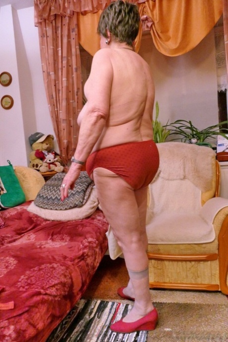 顽皮的老奶奶普罗莱特在脱衣服时展示下垂的乳房