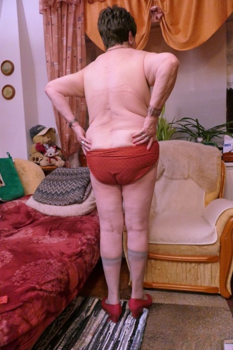 顽皮的老奶奶普罗莱特在脱衣服时展示下垂的乳房