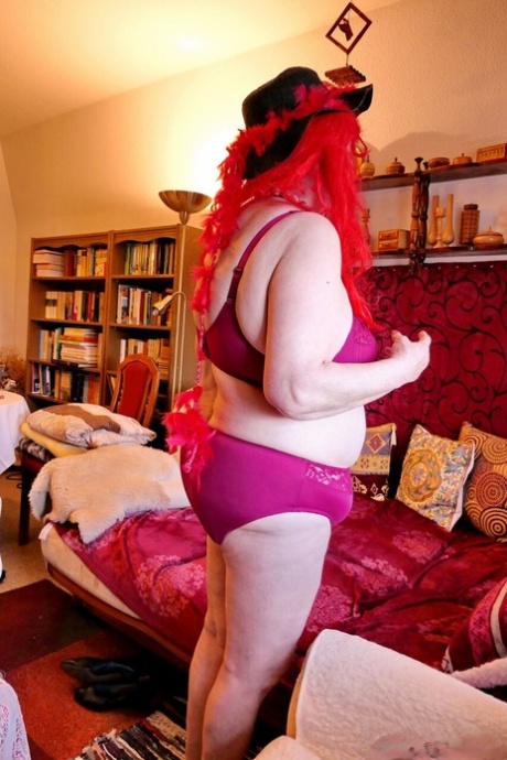 顽皮的老奶奶普罗莱特在脱衣服时展示下垂的乳房