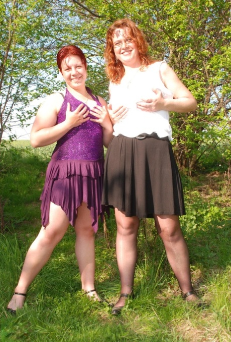 胖红头发的女同性恋珍娜K&莫妮卡D擦彼此的阴蒂在性质