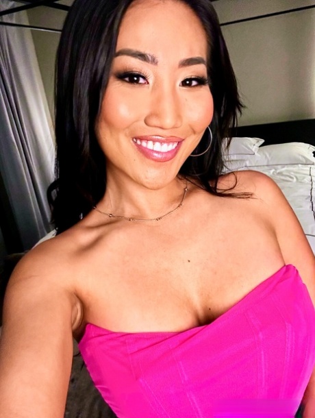 性感的乌鸦头发亚洲 MILF 詹妮-罗斯（Jennie Rose）吸吮怪物 BBC 并被猛烈蹂躏