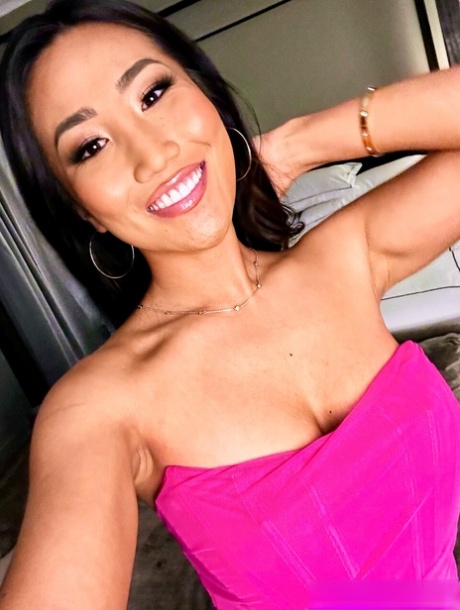 性感的乌鸦头发亚洲 MILF 詹妮-罗斯（Jennie Rose）吸吮怪物 BBC 并被猛烈蹂躏