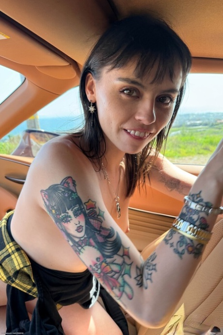 ATK Galleria 展示 Angel Windell 的裸体照片