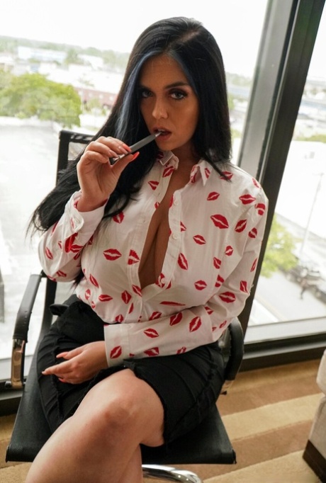 PAWG Queen 主演 Ryan Smiles 色情图片