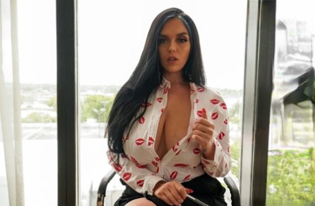 PAWG Queen 主演 Ryan Smiles 色情图片