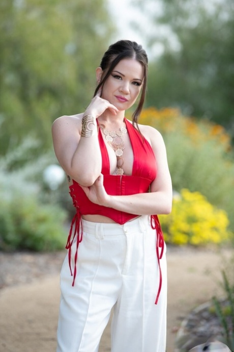 由 Serene Siren Hot Gallery 的 Alison Rey 表演的 Adult Time